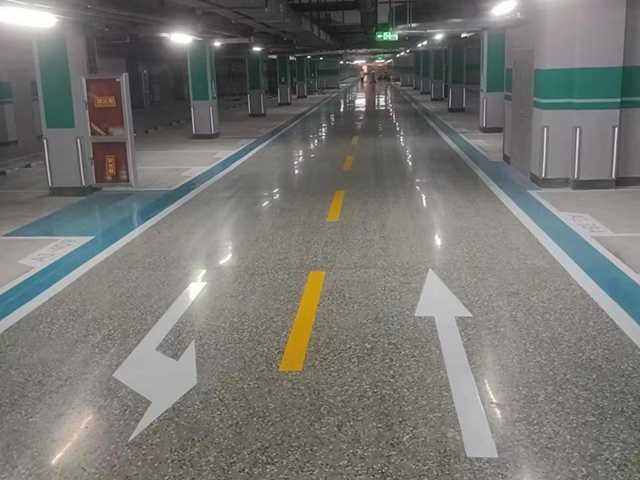 山東煙臺(tái)龍口市譽(yù)龍府地下車(chē)庫(kù)彩石地坪